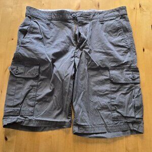 Dockers Shorts Men's Sz 34 Cargo Shorts hits at Knee Gray Grey